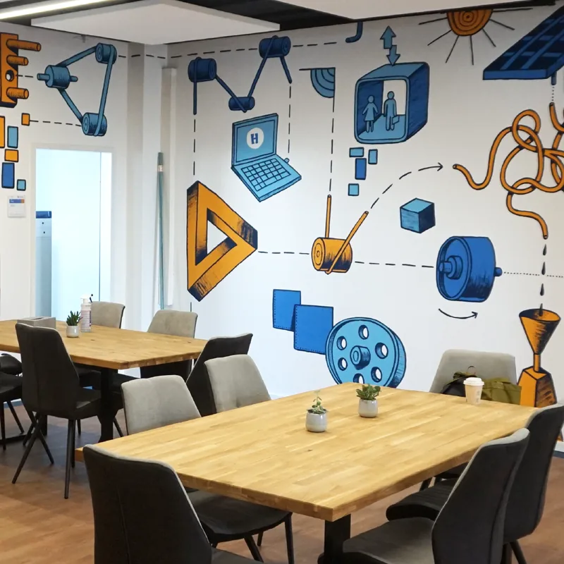 Haushahn Kantine mit illustrierter Wandgestaltung von Studio341