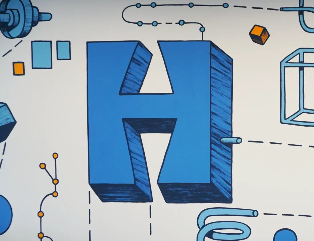 Haushahn Wandmalerei mit großem blauem H und technischen Elementen – Illustration von Studio341