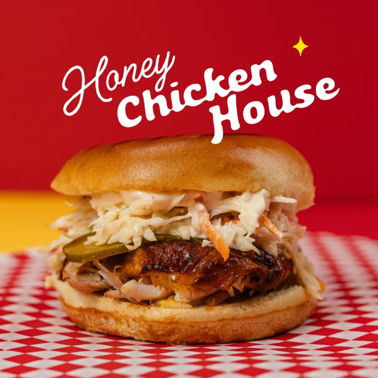 Honey Chicken House Burger mit Logo-Schriftzug auf rotem Grund. Corporate Identity von Studio341